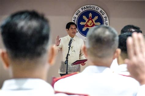 New PNP generals take oath .